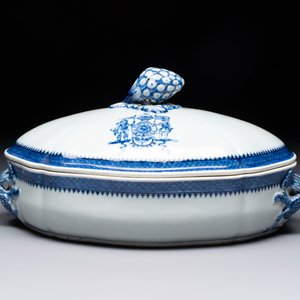 A set of two Chinese blue and white armorial dishes, a stand, and a tureen with the arms of Hughes for the English market, Qianlong, ca. 1790 — 照片 6