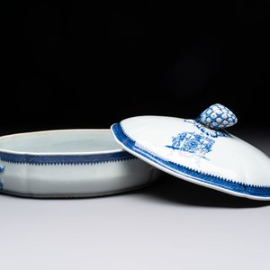 A set of two Chinese blue and white armorial dishes, a stand, and a tureen with the arms of Hughes for the English market, Qianlong, ca. 1790 — 照片 7