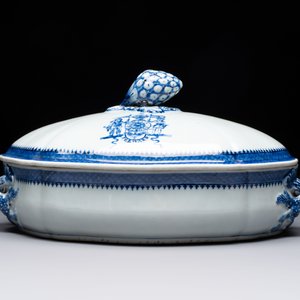 A set of two Chinese blue and white armorial dishes, a stand, and a tureen with the arms of Hughes for the English market, Qianlong, ca. 1790 — 照片 8