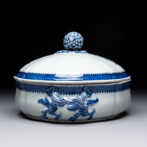 A set of two Chinese blue and white armorial dishes, a stand, and a tureen with the arms of Hughes for the English market, Qianlong, ca. 1790 — 照片 9