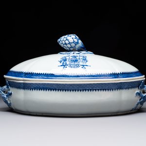 A set of two Chinese blue and white armorial dishes, a stand, and a tureen with the arms of Hughes for the English market, Qianlong, ca. 1790 — 照片 10