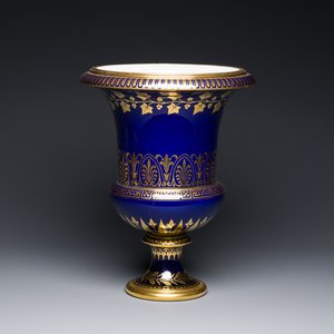 A Sèvres porcelain Medici vase with gilt decoration on a vibrant blue ground, France, dated 1847 and 1853 — 照片 1