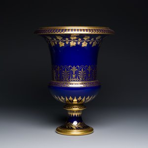 A Sèvres porcelain Medici vase with gilt decoration on a vibrant blue ground, France, dated 1847 and 1853 — 照片 2
