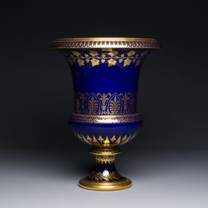 A Sèvres porcelain Medici vase with gilt decoration on a vibrant blue ground, France, dated 1847 and 1853 — 照片 4
