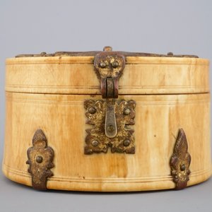 A Siculo-Arabic ivory and gilt copper cylindrical box or pyx (pyxide), 12/13th C. — photo 2