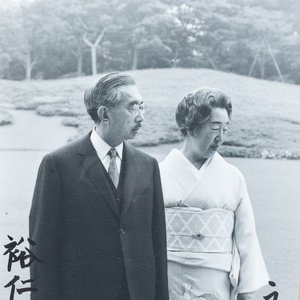 A signed black and white photograph of the Japanese emperor Hirohito and empress Nagako, 1970's — 照片 1