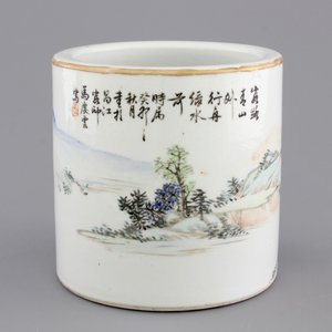 A signed Chinese Qianjiang porcelain brush pot with a landscape all over, early 20th C. — 照片 1