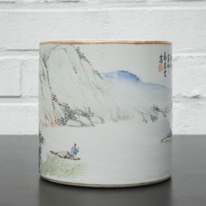 A signed Chinese Qianjiang porcelain brush pot with a landscape all over, early 20th C. — 照片 12
