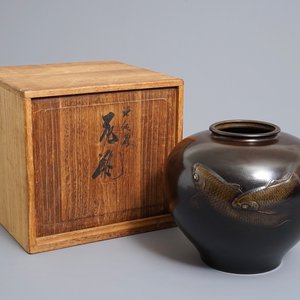 A signed Japanese bronze vase with koi design, Meiji/Taisho, 1st half 20th C. — 照片 1