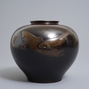 A signed Japanese bronze vase with koi design, Meiji/Taisho, 1st half 20th C. — 照片 2