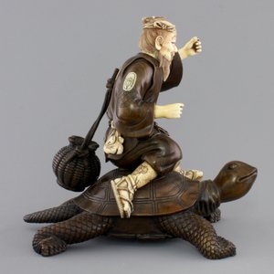 A signed Japanese carved ivory and wood figure of an immortal seated on a turtle, 19th C. — photo 3