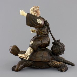 A signed Japanese carved ivory and wood figure of an immortal seated on a turtle, 19th C. — photo 5