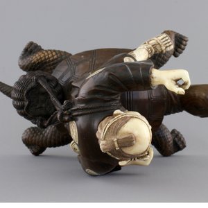 A signed Japanese carved ivory and wood figure of an immortal seated on a turtle, 19th C. — photo 6