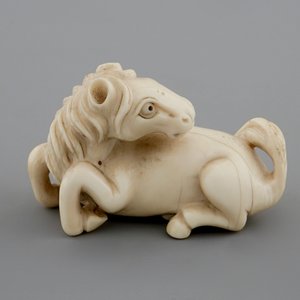 A signed Japanese ivory netsuke of a horse, 19th C. — 照片 2