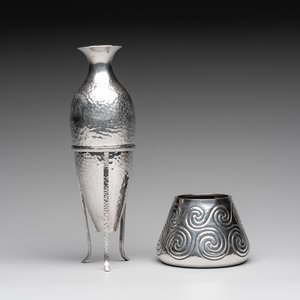 A silver amphora on stand and a Lalaounis silver vase, 925/000, Greece, 20th C. — 照片 1