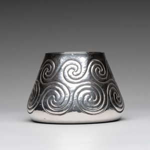 A silver amphora on stand and a Lalaounis silver vase, 925/000, Greece, 20th C. — 照片 11