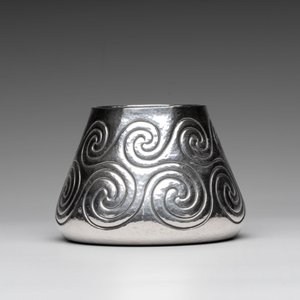 A silver amphora on stand and a Lalaounis silver vase, 925/000, Greece, 20th C. — 照片 12