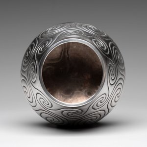 A silver amphora on stand and a Lalaounis silver vase, 925/000, Greece, 20th C. — 照片 13