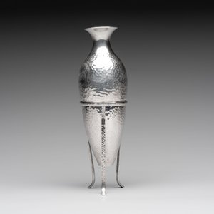 A silver amphora on stand and a Lalaounis silver vase, 925/000, Greece, 20th C. — 照片 2