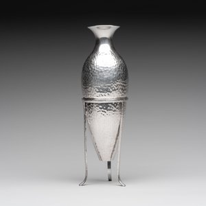 A silver amphora on stand and a Lalaounis silver vase, 925/000, Greece, 20th C. — 照片 3