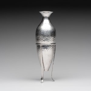 A silver amphora on stand and a Lalaounis silver vase, 925/000, Greece, 20th C. — 照片 4