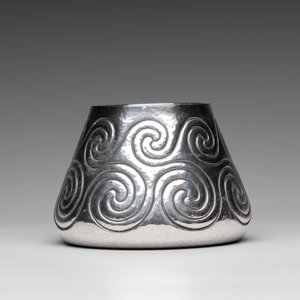 A silver amphora on stand and a Lalaounis silver vase, 925/000, Greece, 20th C. — 照片 9