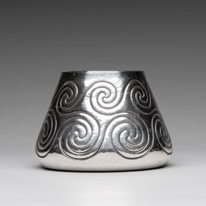A silver amphora on stand and a Lalaounis silver vase, 925/000, Greece, 20th C. — 照片 10
