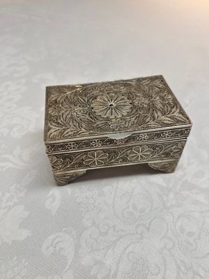 A silver inscribed filigree casket, probably Dutch East Indies, 19/20th C. — photo 1