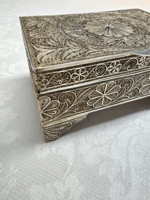 A silver inscribed filigree casket, probably Dutch East Indies, 19/20th C. — photo 4