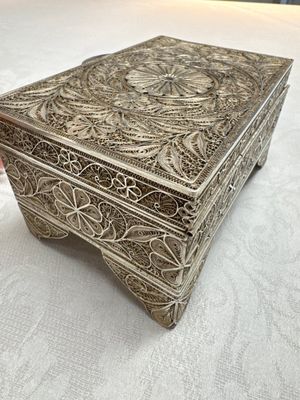 A silver inscribed filigree casket, probably Dutch East Indies, 19/20th C. — photo 6