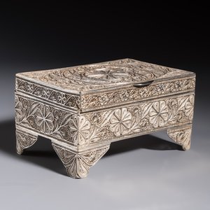 A silver inscribed filigree casket, probably Dutch East Indies, 19/20th C. — photo 1