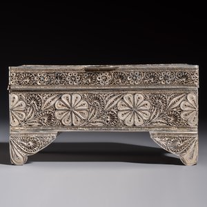A silver inscribed filigree casket, probably Dutch East Indies, 19/20th C. — photo 2