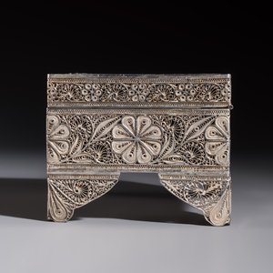 A silver inscribed filigree casket, probably Dutch East Indies, 19/20th C. — photo 3