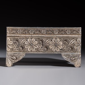 A silver inscribed filigree casket, probably Dutch East Indies, 19/20th C. — photo 4