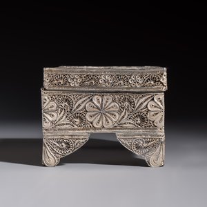 A silver inscribed filigree casket, probably Dutch East Indies, 19/20th C. — photo 5