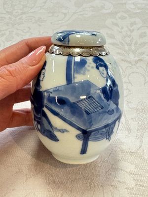 A silver-mounted Chinese blue and white tea caddy and cover, artemisia leaf mark, Kangxi — foto 1