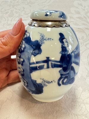 A silver-mounted Chinese blue and white tea caddy and cover, artemisia leaf mark, Kangxi — foto 2