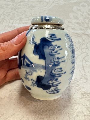 A silver-mounted Chinese blue and white tea caddy and cover, artemisia leaf mark, Kangxi — foto 3
