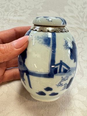 A silver-mounted Chinese blue and white tea caddy and cover, artemisia leaf mark, Kangxi — foto 4