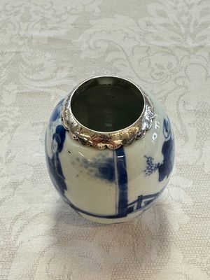 A silver-mounted Chinese blue and white tea caddy and cover, artemisia leaf mark, Kangxi — foto 6