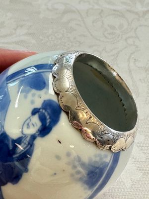A silver-mounted Chinese blue and white tea caddy and cover, artemisia leaf mark, Kangxi — foto 7