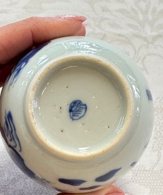 A silver-mounted Chinese blue and white tea caddy and cover, artemisia leaf mark, Kangxi — foto 8