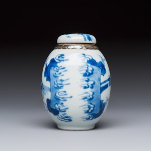 A silver-mounted Chinese blue and white tea caddy and cover, artemisia leaf mark, Kangxi — foto 3