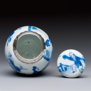 A silver-mounted Chinese blue and white tea caddy and cover, artemisia leaf mark, Kangxi — foto 5