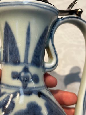 A silver-mounted Chinese blue and white 'Zhou Dunyi 周敦頤' ewer, Ming — foto 19