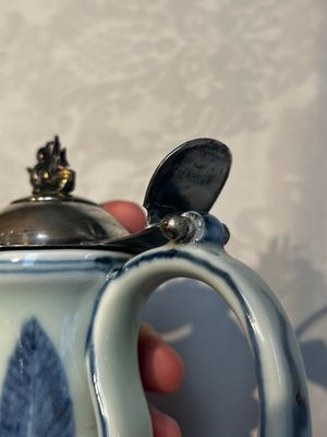 A silver-mounted Chinese blue and white 'Zhou Dunyi 周敦頤' ewer, Ming — foto 20