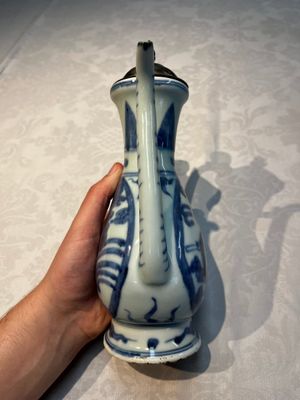 A silver-mounted Chinese blue and white 'Zhou Dunyi 周敦頤' ewer, Ming — foto 2