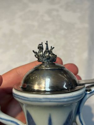 A silver-mounted Chinese blue and white 'Zhou Dunyi 周敦頤' ewer, Ming — foto 6