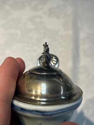 A silver-mounted Chinese blue and white 'Zhou Dunyi 周敦頤' ewer, Ming — foto 7