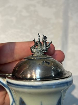 A silver-mounted Chinese blue and white 'Zhou Dunyi 周敦頤' ewer, Ming — foto 8